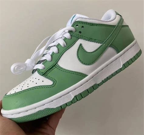 Shop Nike WMNS Dunk Low groen 